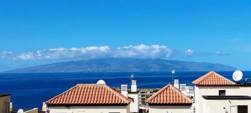Chilly Apartment - Sunny rooftop terrace with ocean view