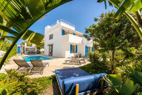 Villa exclusiva frente al mar con jardin y piscina