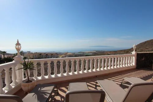 ViVa Cumbres - Villa with pool, jacuzzi and sea view