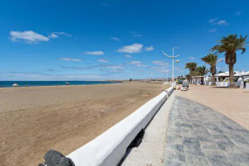 2BR Terrace Home - 10 min walk to the Beach