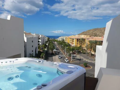Penthouse with Jacuzzi, Ocean and Pool Views