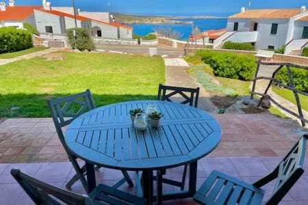 Ponent - Planta baja con vistas al mar y piscinas.