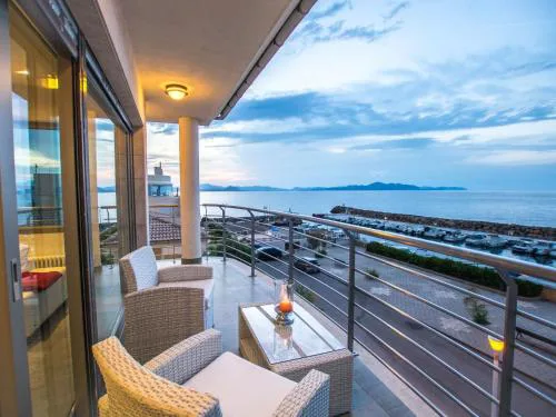 Holiday Home Freistehendes Haus direkt am Meer gelegen by Interhome