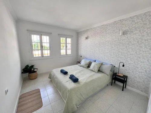 BRIGHT AND QUIET WINDSOR PARK APARTMENT