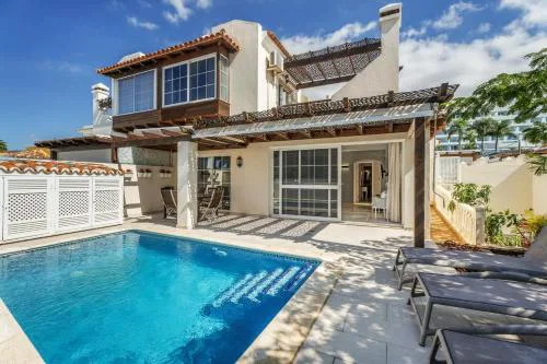 La Caleta Seaside Villa With Pool