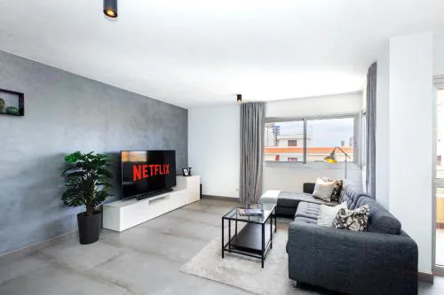 Modern 2 Bed Sea View Apartment Pool Access