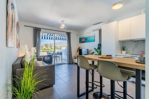 Renovated apartment with sunny terrace and ocean views in Malibu Park Tenerife