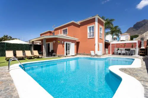 Villa Chloe Costa Adeje Tenerifesummervillas GIANT PRIVATE POOL 11 METERS LONG