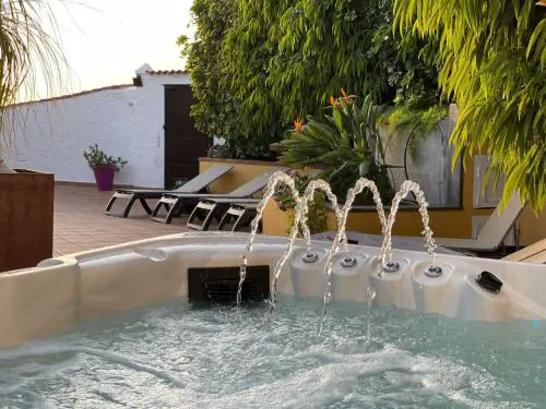 Holiday Home Haus mit Jacuzzi- Blick auf Berge- Meer und Ents by Interhome