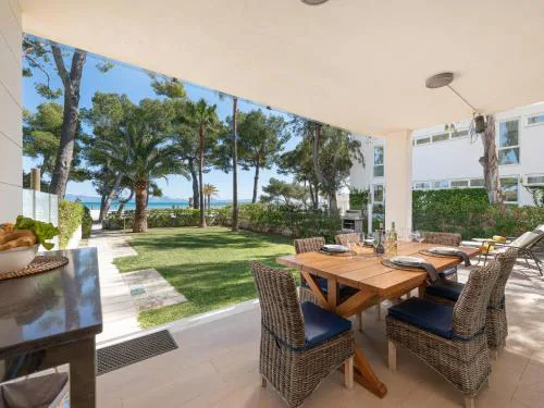 Exclusiva Villa Saturn en Primera Línea de Playa en Alcudia con Jacuzzi