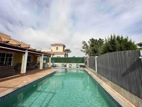 Comfortable family house with pool and jacuzzi