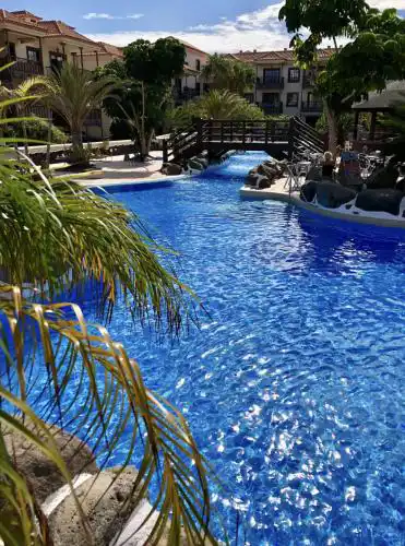Apartamento con piscina junto al mar