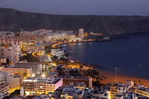 Fabulous 2-bedroom apartment right on the beach of Los Crstianos