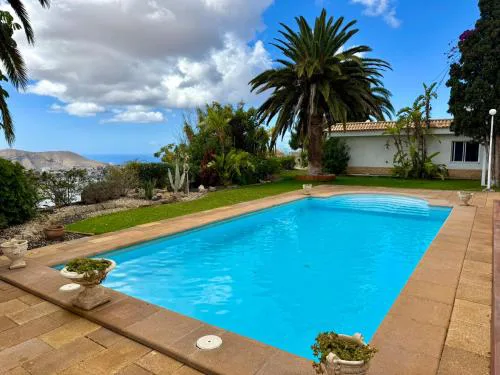 Villa Casa Lilo, en jardin grande,con una gran piscina, con pérgola y barbacoa