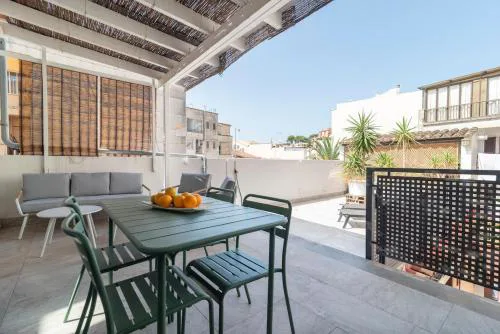 Spacious, central right on the beach, large terrace
