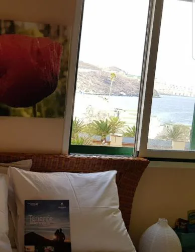 THE POPPIES Guest House - 100m Ocean - Private Spaces