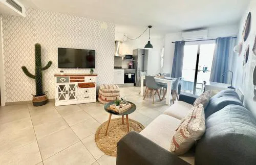 Candy Pop - AC, High speed internet ,Desk with natural light, Pool and two Terraces