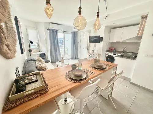 Chocolate Cookie- AC, High speed internet, Desk with natural light, Sunny terrace and pool