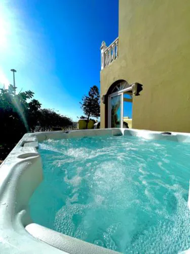 Villa - Sleeps 4 - Jacuzzi - Garden - Pet friendly