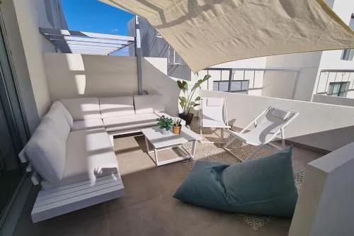 White Medano apartment. New with fast Wifi