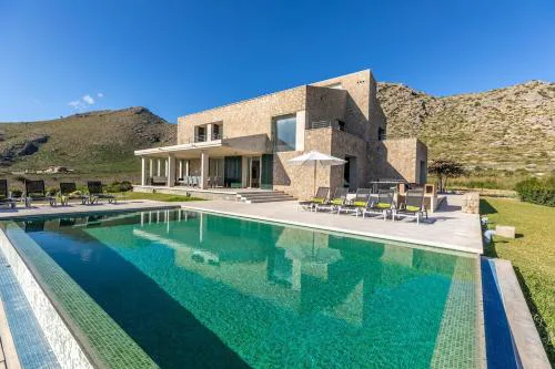 Unique villa nestled between mountains
