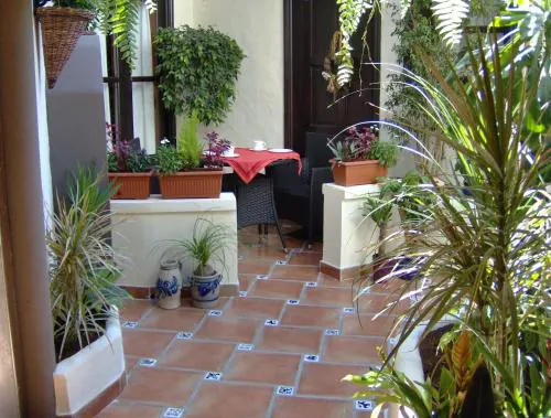 Ferienwohnung mit kleiner Innenhof-Terrasse im mediterranen Stil