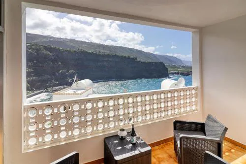 Oceanview Retreat 50m to Beach with Sunset Terrace and Ensuite