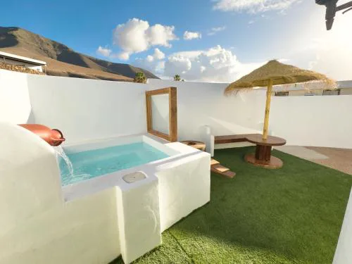 Bungalow Ahul Famara con pequeña piscina