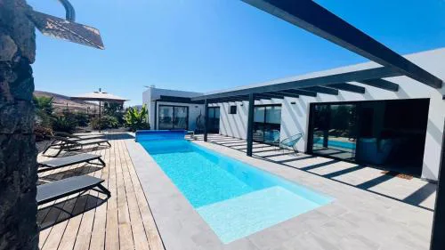Casa Carica with heated pool in Lajares