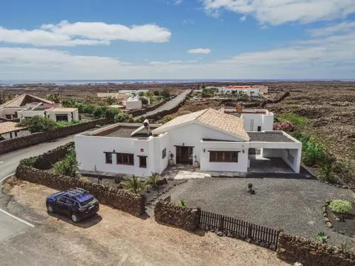 Villa Buena Vista with heated indoor pool in El Roque