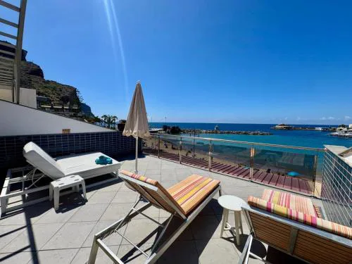 Billy's Beachfront Apartment with pool access