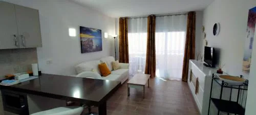 Luminoso y bonito apartamento con piscina en frente del mar