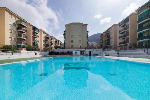 SUN APARTMENT - 3 bedrooms, priv parking, pool, AC, tv channels, fibre net