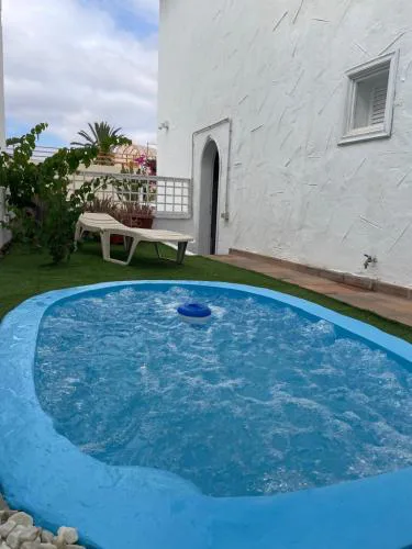 Apartamento con jardín y pequeña piscina privada para refrescarse