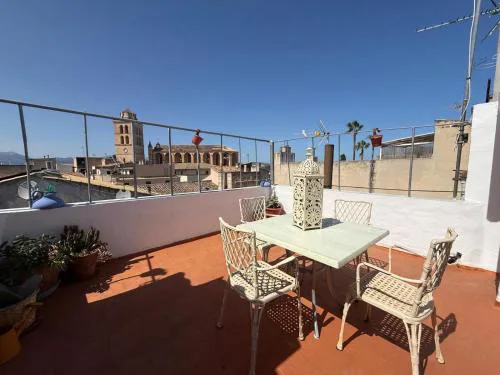 amplia casa de dos pisos con terraza, centro de Muro