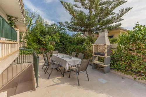 Villa con jardin cerca de la playa