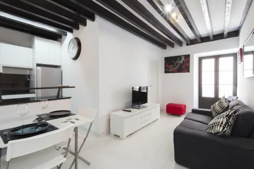 Black&White Apartment, minimum stay 30 nights, by PriorityVillas