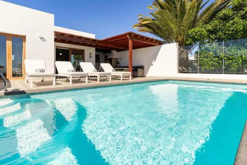 3 bedroom villa with pool and jacuzzi