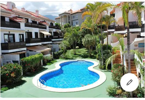 Apartamento con jardín y piscina (B)