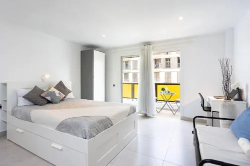 Bonito estudio con balcón