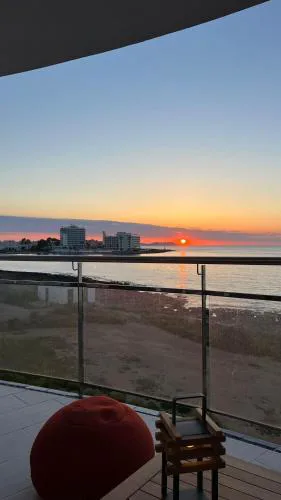 Upscale 3 bedroom front line sea with sunset view