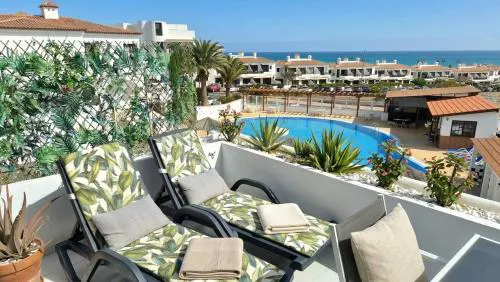 Soleggiato attico vista mare e piscina SC768