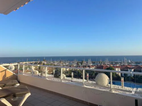 Stunning 2 bedroom apartment with full view of the sea and marina , full sun