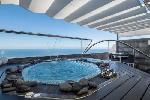 Ático con jacuzzi frente al mar de 2 habitaciones
