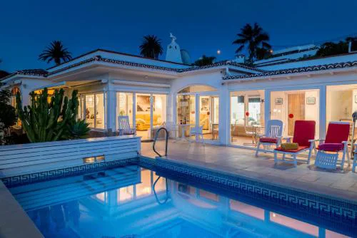 Relaxing villa Heated pool Luxurious views Massage