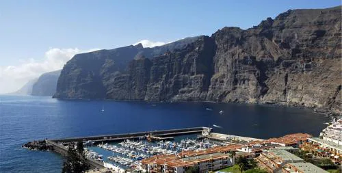 Delfín Amarillo-Los Gigantes-Acantilados y mar