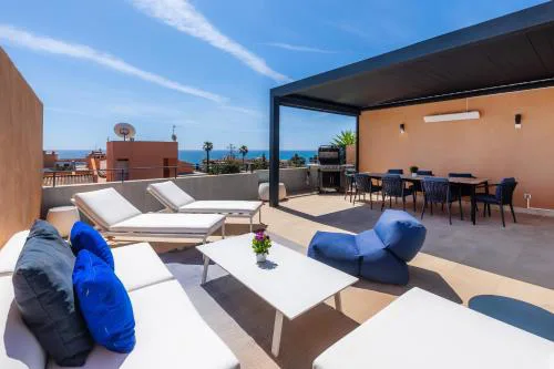 Tolles, neu möbliertes Penhouse mit großem Pool