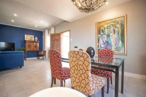 Villa de lujo con jardín privado y vistas al mar