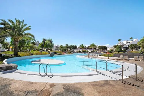 Isla and Ocean with pool and wifi