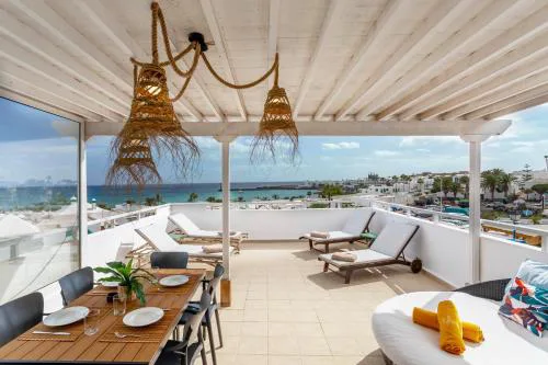 Ocean View Penthouse - Central Location - 100m to the Beach